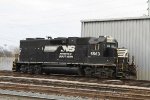 NS 5563 sits alone in Glenwood yard on Christmas day